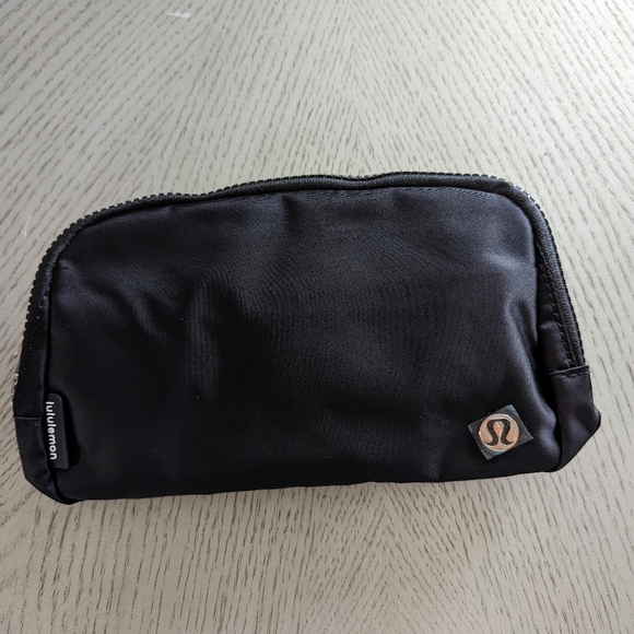 New With Tags Lululemon Everywhere Belt Bag Black - Picture 4 of 8